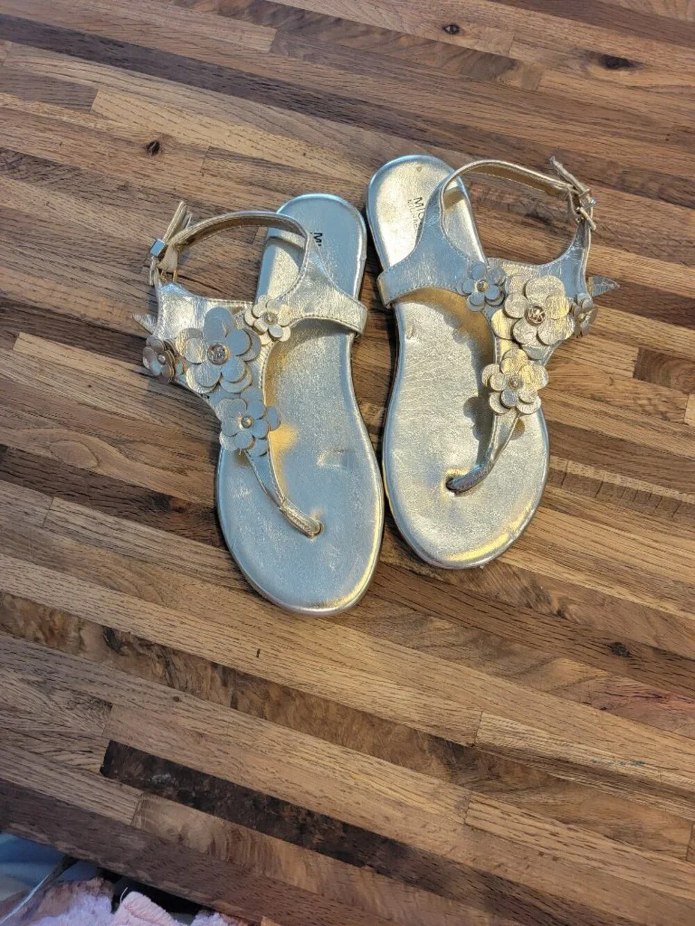 Michael Kors Tilly Aster in Soft Gold Floral Post Toe/Thong Sandals Girls/Youth